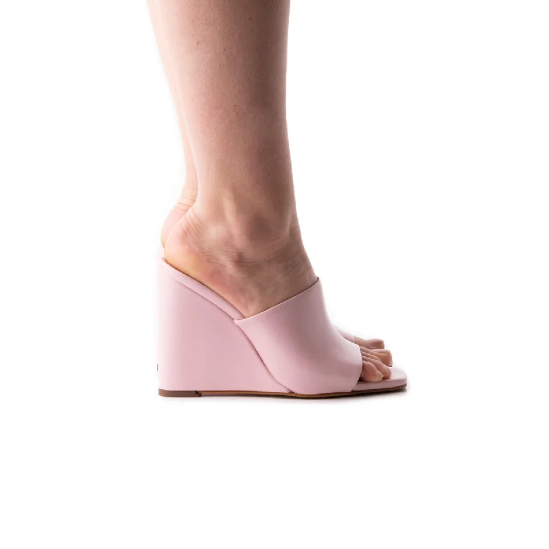 Comfortable yet fashionable women's shoesMinerva Light Pink Leather