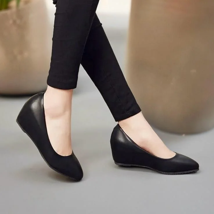 Chic and sophisticated women's footwear for workMolida black wedge