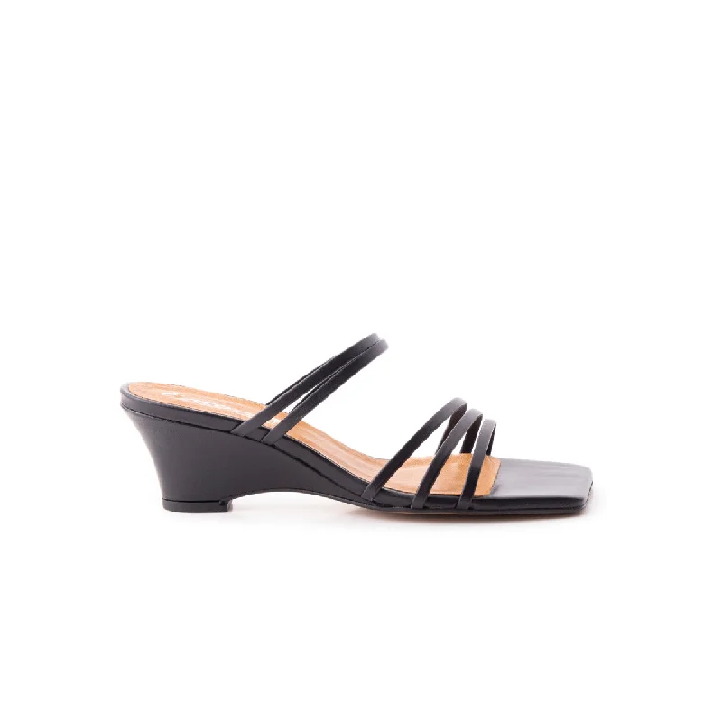 Durable and stylish women's shoes for outdoor activitiesMuelle Black Leather