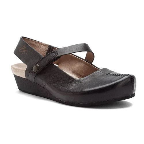 Timeless and elegant women's shoe classicsOTBT Women's Springfield Wedge