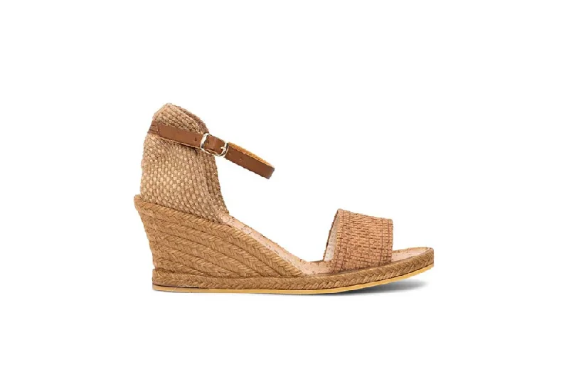 Stunning and glamorous women's shoes for evenings outSANDRA TAN