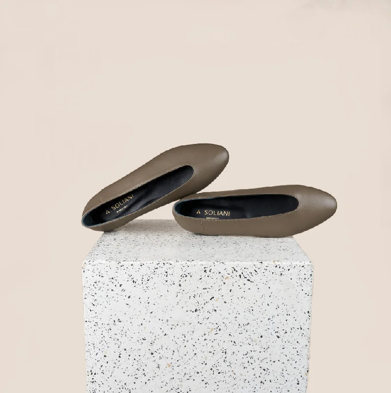Bold and statement-making women's shoes for the bold and beautifulScala - Taupe