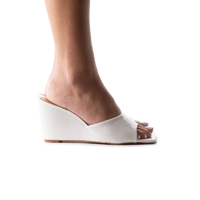 Effortlessly stylish women's shoe choicesToscana White Naplack