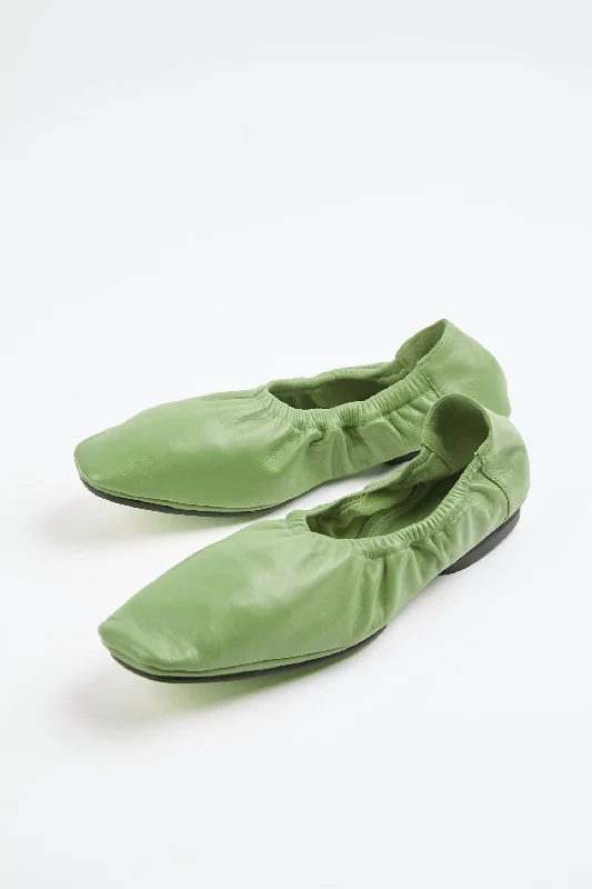 Feminine and dainty women's shoe designsTravel Ballerina In Verde