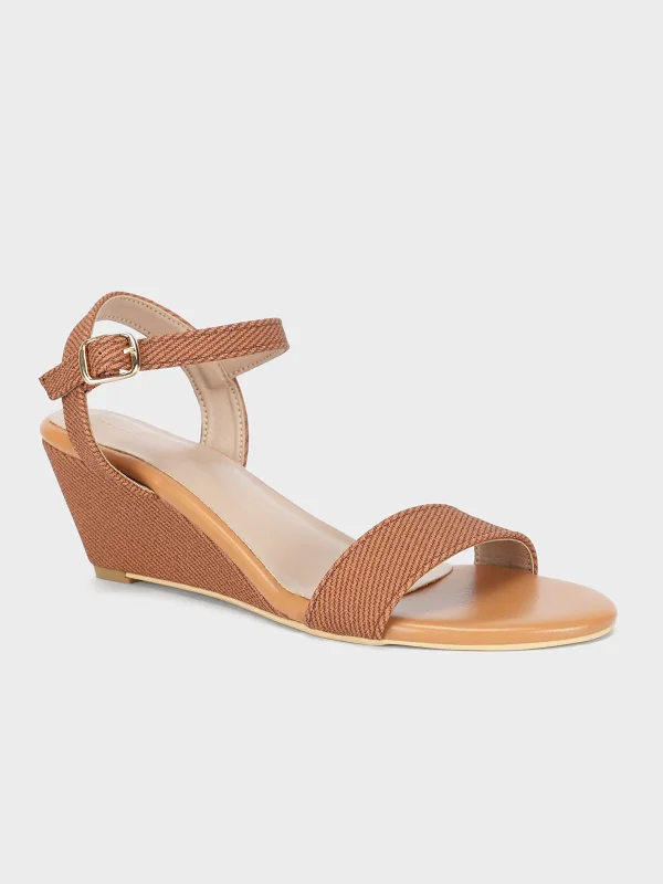 Bold and striking women's shoe fashionsWomen's "AKOBIRA" Wedge Heeled Sandals