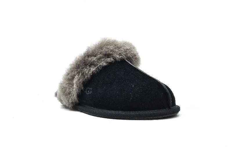 Versatile and stylish women's shoes for everyday chicUGGS Scuffette II