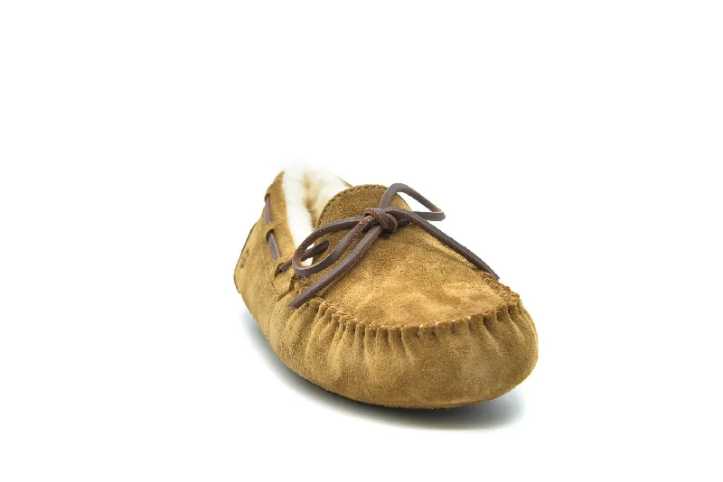 Practical and stylish women's shoes for travelUGGS Dakota