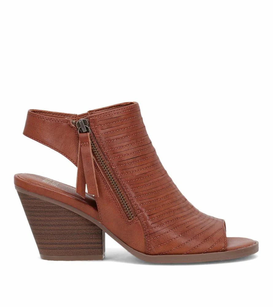 Versatile and adaptable women's shoes for every occasionWomen's Gianella