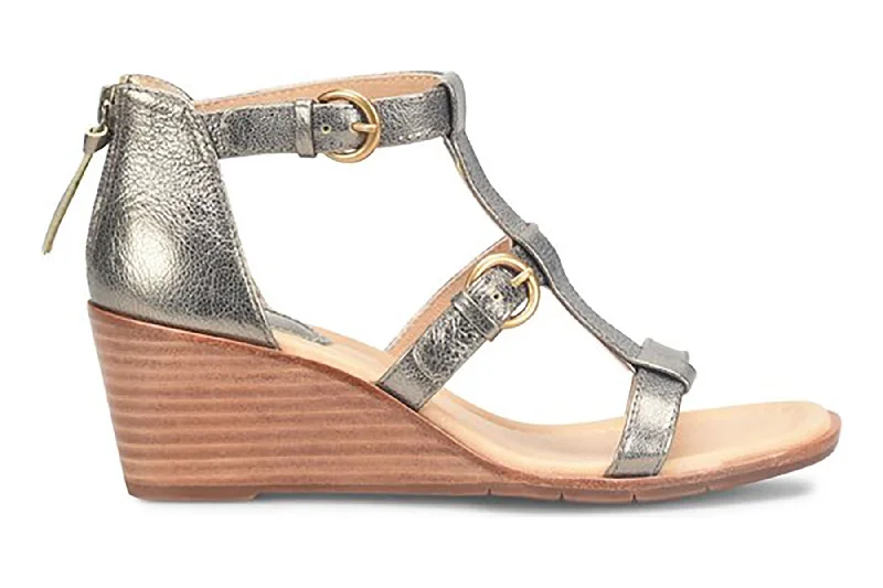 Stylish and comfortable women's shoes for long flightsGaige